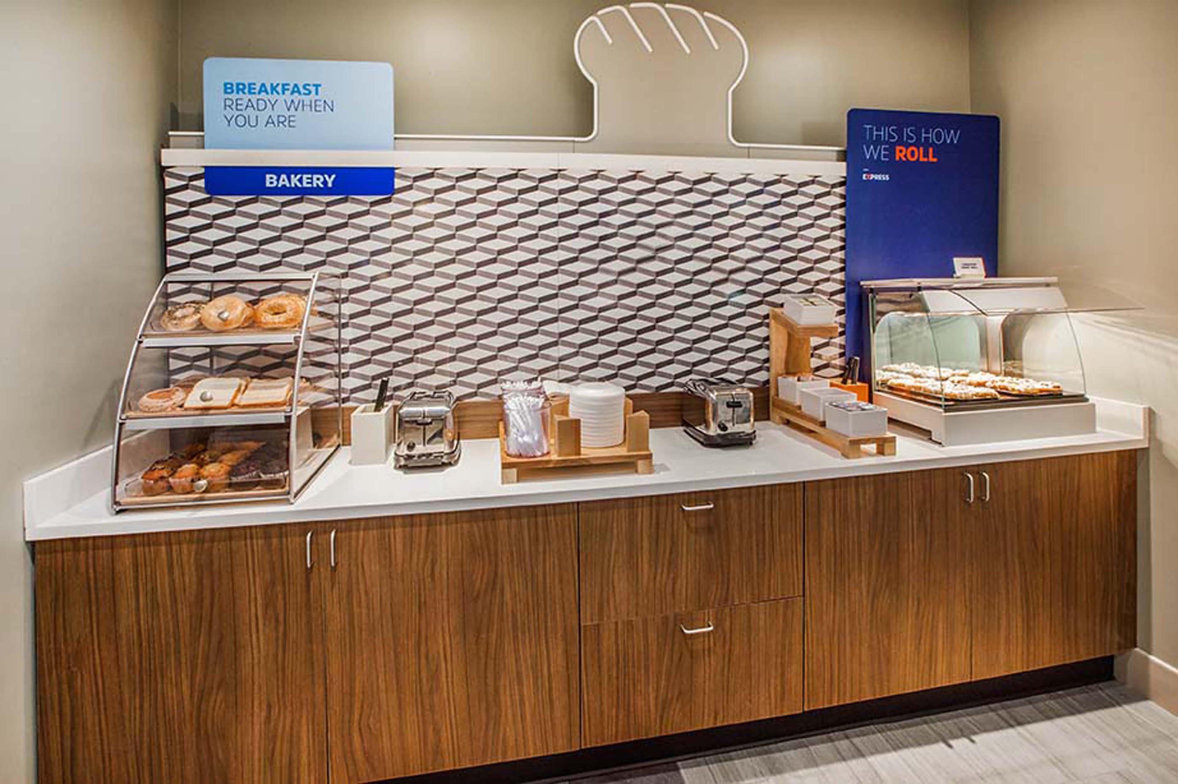 Holiday Inn Express Hotel & Suites Fredericksburg By Ihg מראה חיצוני תמונה