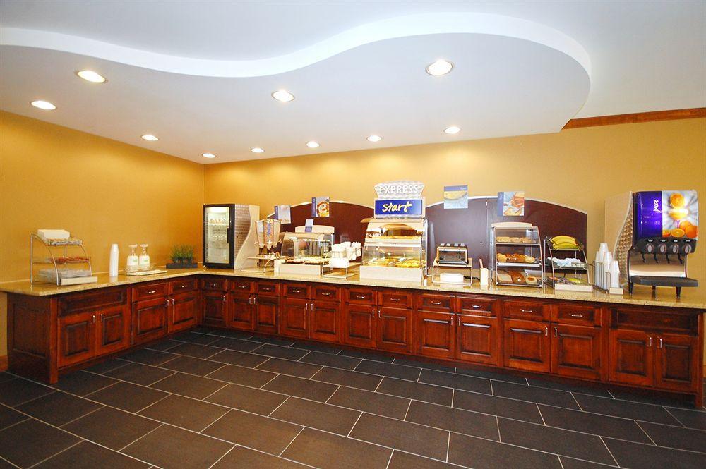Holiday Inn Express Hotel & Suites Fredericksburg By Ihg מראה חיצוני תמונה