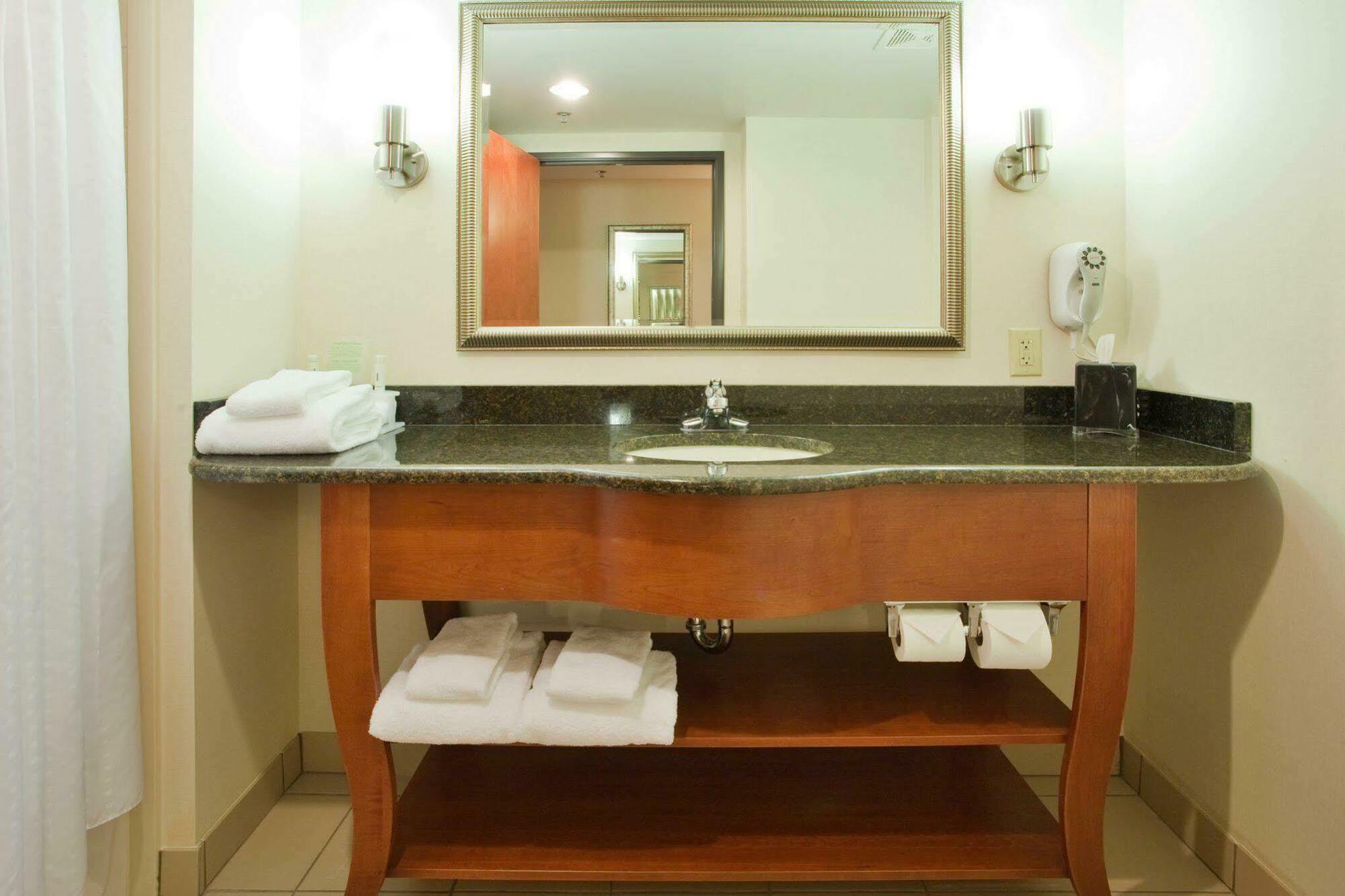 Holiday Inn Express Hotel & Suites Fredericksburg, An Ihg Hotel חדר תמונה